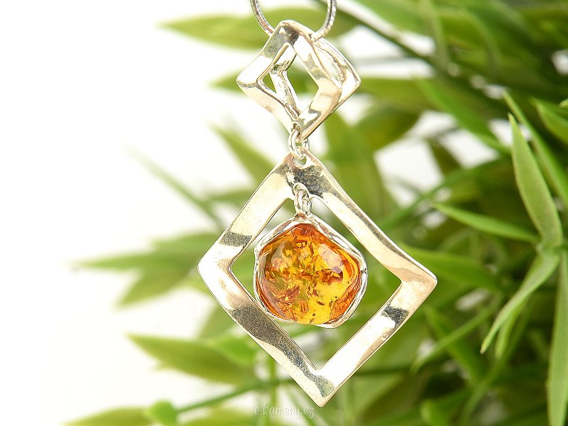 Silver pendant in the shape of a diamond with amber Ag 925/1000