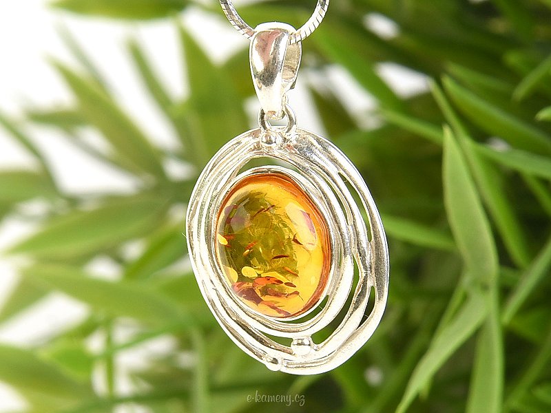 Decorated pendant with oval amber Ag 925/1000