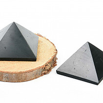 Leštěná pyramida z šungitu (Rusko)