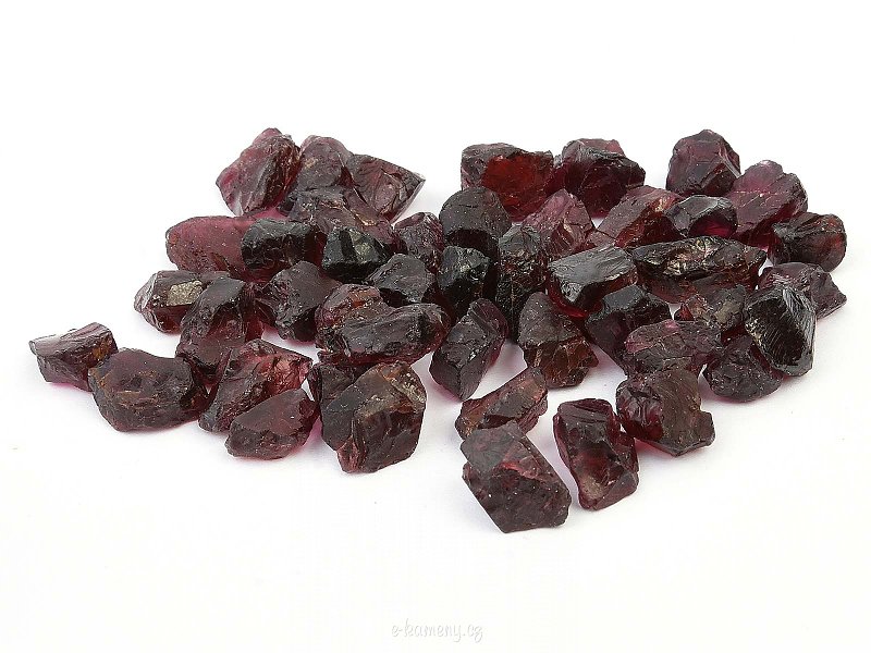 Přírodní krystal granát rodolite z Tanzánie