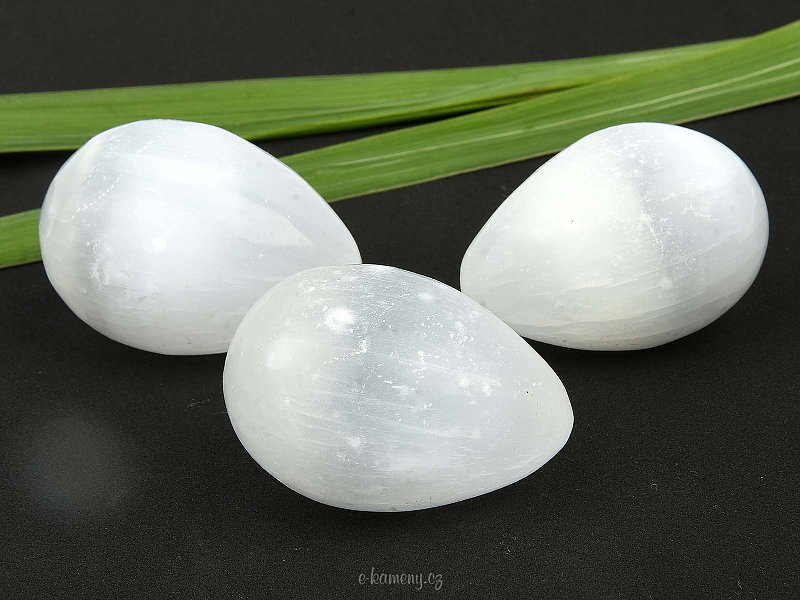 White selenite eggs (5cm)