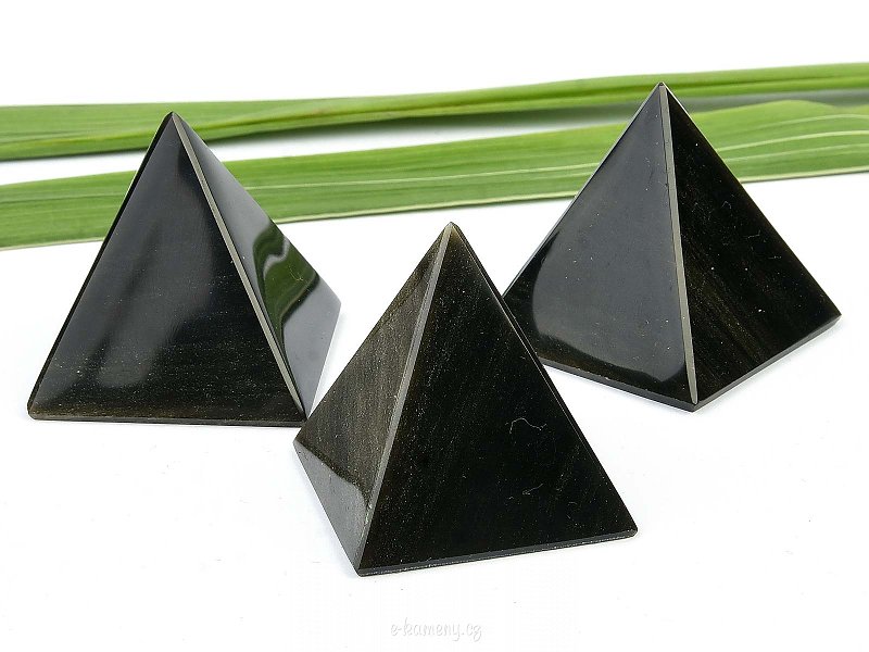 Obsidian pyramid (4cm)