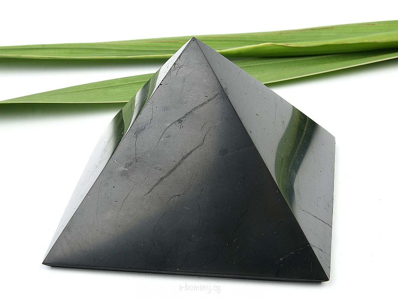 Šungit větší pyramida (9cm)