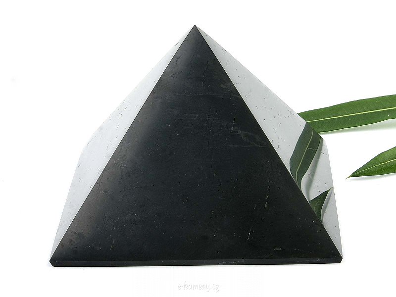 Šungitová pyramida z Ruska (cca 10 x 7,5cm)