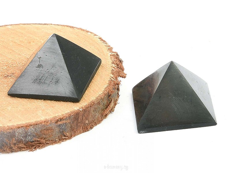 Shungite pyramid smooth (approx. 2 x 1.5 cm)