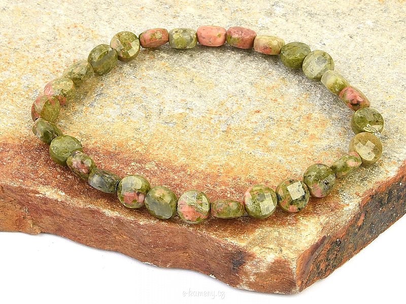 Bracelet cut lens from the epidote