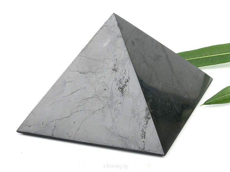 Leštěná pyramida z šungitu (cca 8 x 6,5cm)