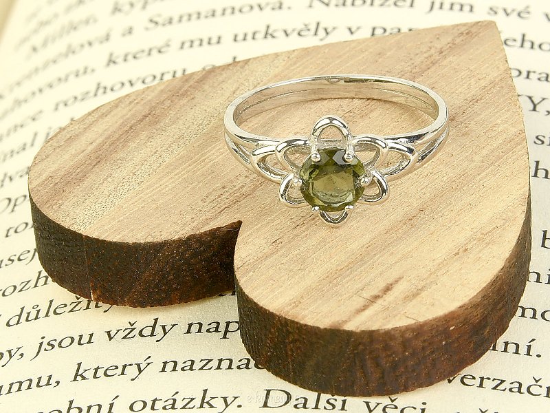 Ring in the shape of a flower with vltavine Ag 925/1000