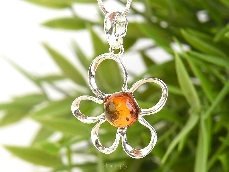 Silver flower in the middle amber pendant Ag 925/1000