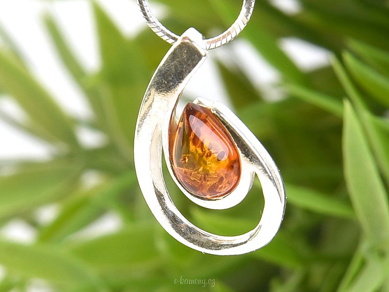 Pendant with almond-shaped amber Ag 925/1000
