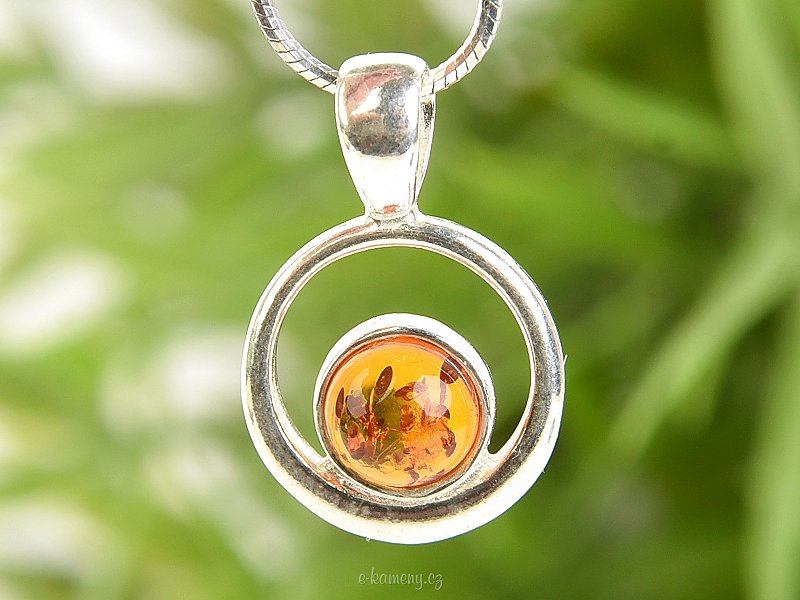 Round pendant with amber Ag 925/1000