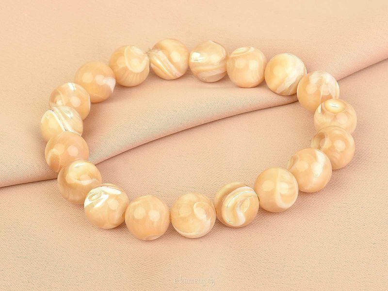 Elegant shell bracelet with mother-of-pearl