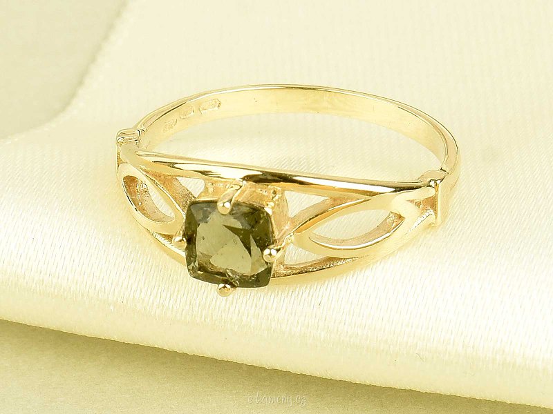 Zlatý prsten s vltavínem ve velikosti 53 Au 585/1000 14 karátů 2,25g