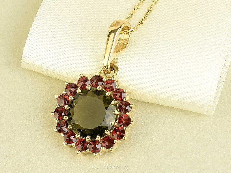 Gold pendant with vltavine and garnets 3.88g Au 585/1000 14 carats