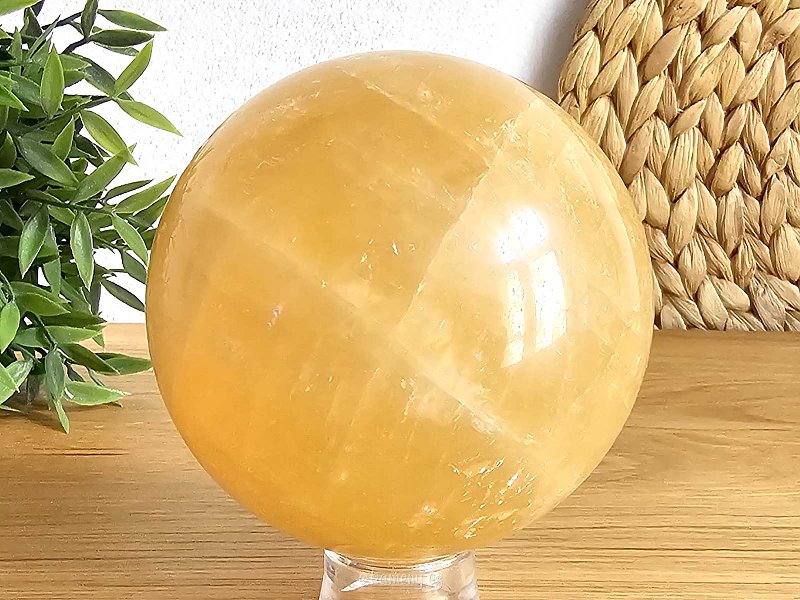 Honey calcite stone ball with a diameter of 9.1 cm