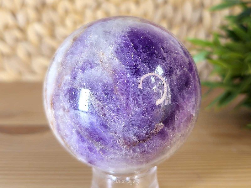 A chevron amethyst stone in the shape of a charm with a diameter of 6.6 cm