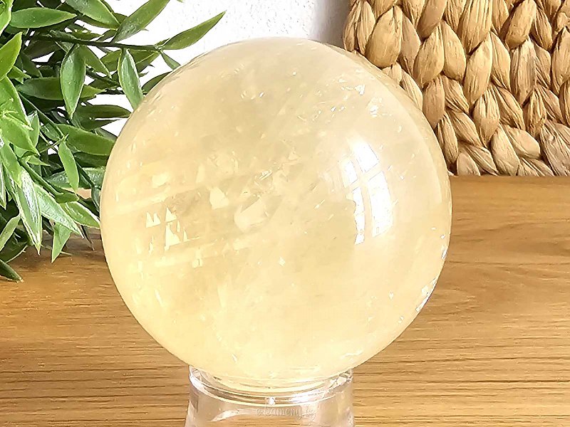 Honey calcite stone ball with a diameter of 5.9 cm