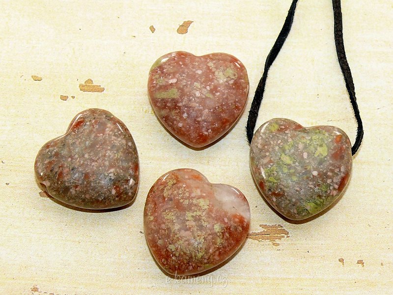 Epidot heart-shaped pendant