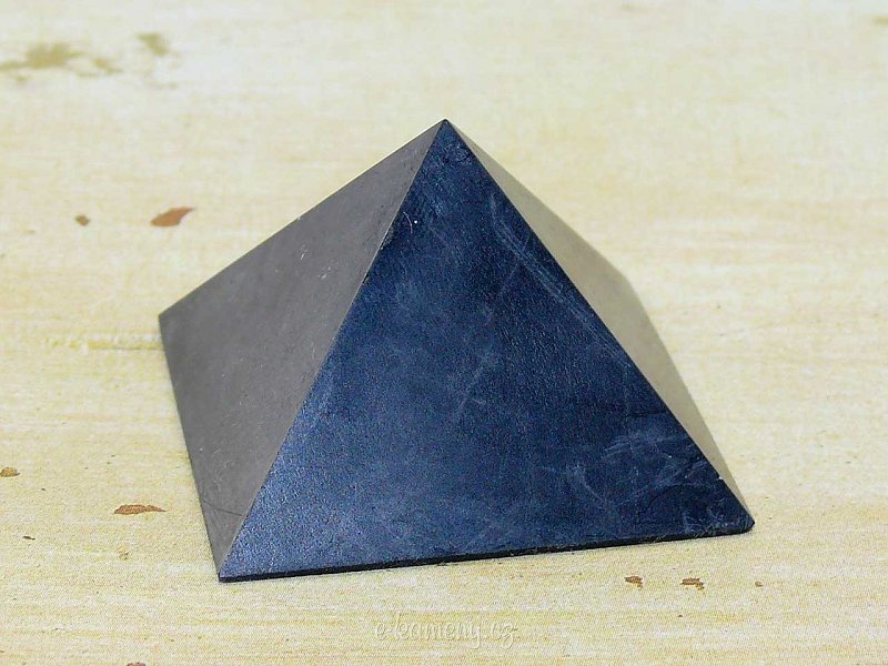 Pyramid of šungitu shine