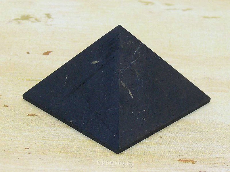 Pyramid of šungitu matt