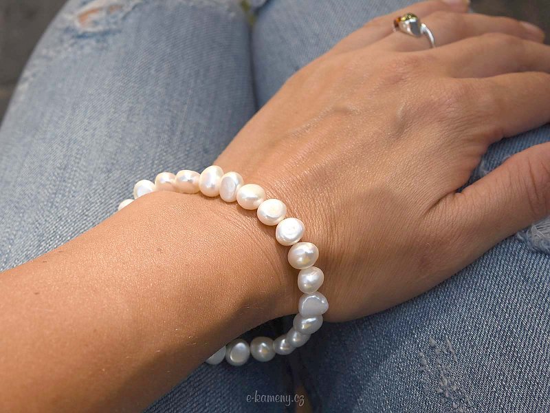 Bracelet white pearls