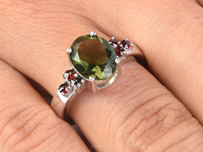 Broušený prsten vltavín s granáty Ag 925/1000 + RH