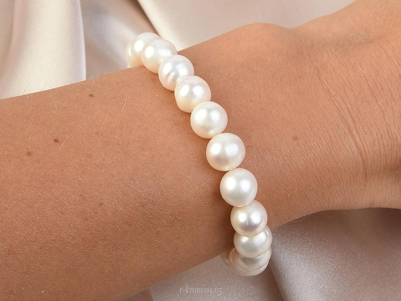 Bracelet made of pearls universal