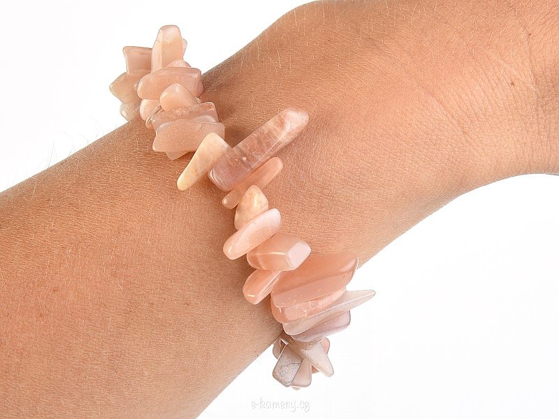 Bracelet made of sun stone on elastic rubber