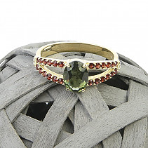 Zlatý prsten s vltavínem a granáty Au 585/1000 3.57g vel.56