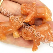 Oranžový kalcit ve tvaru malého sloníka