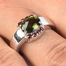 Broušený vltavín prsten s granáty 9 x 7mm Ag 925/1000